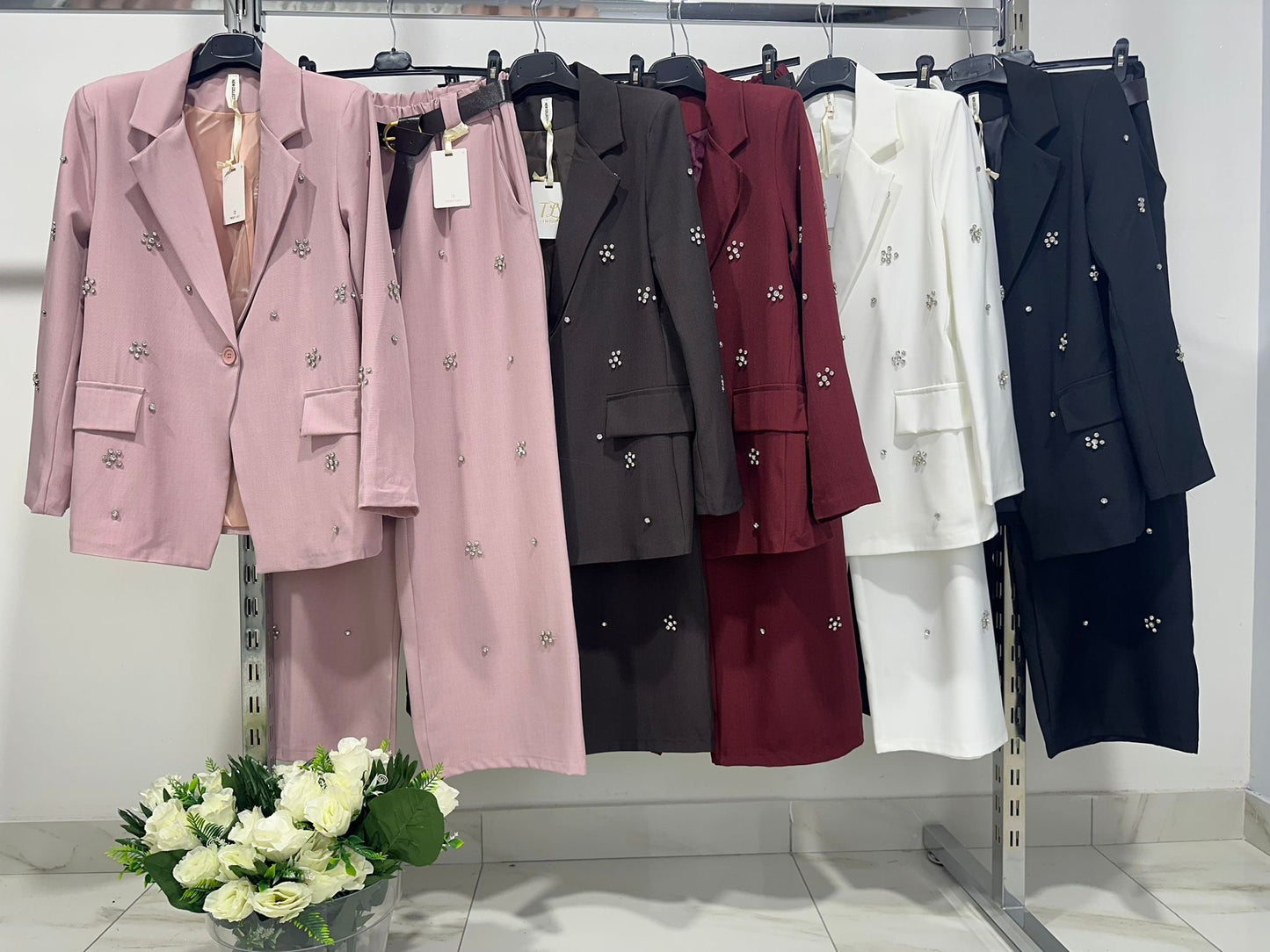 KATIA - Conjunto de chaqueta y pantalón con detalles de piedras