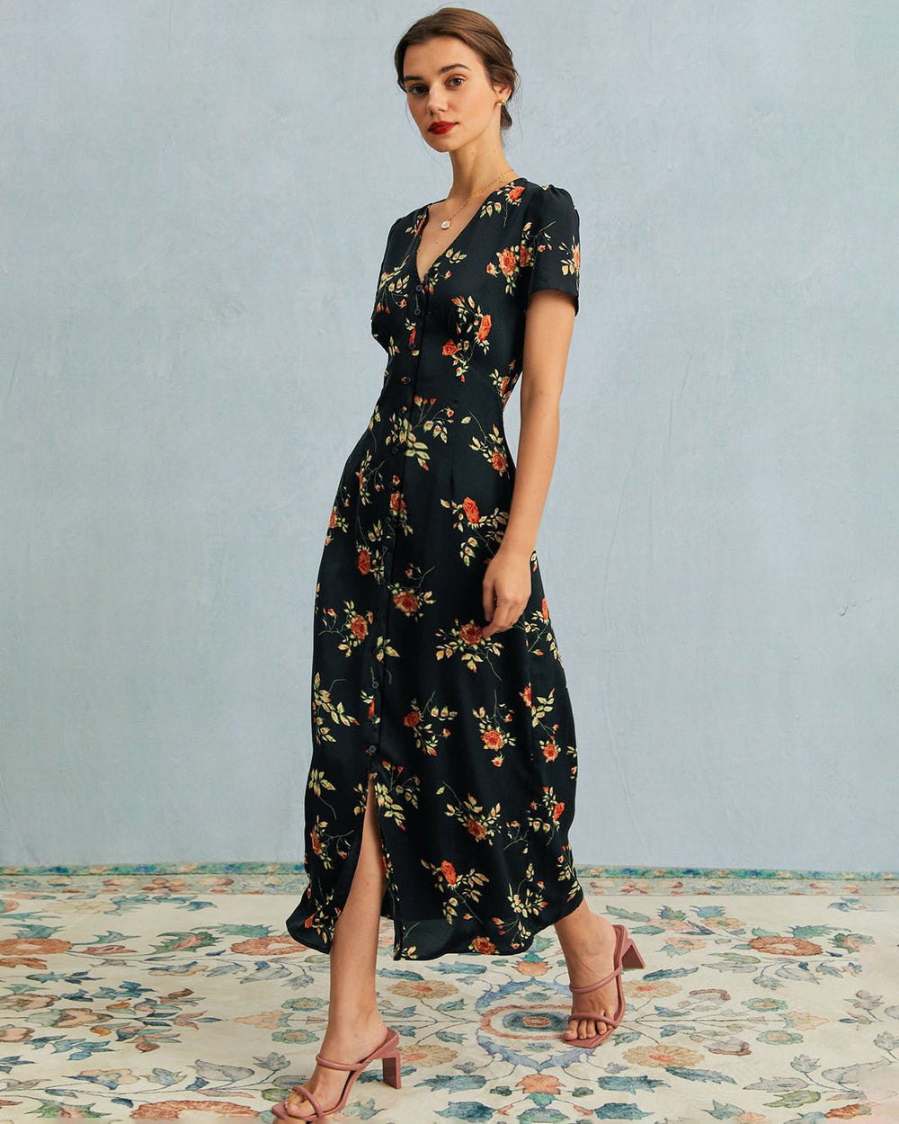 Vestido largo negro de flores con escote en V y manga corta